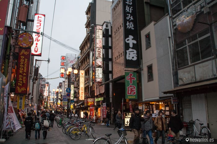 Carteles, comercios y restaurantes, un básico — Osaka, Japón