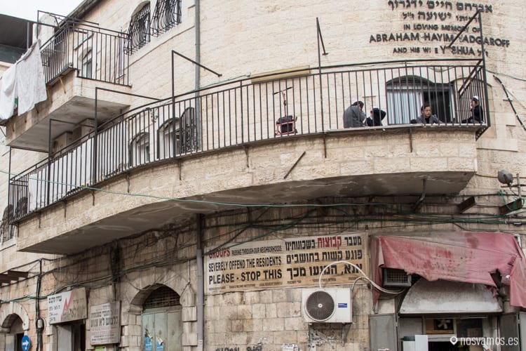 Traducción del cartel a la entrada del barrio Mea Shearim,  — Jerusalén, Palestina